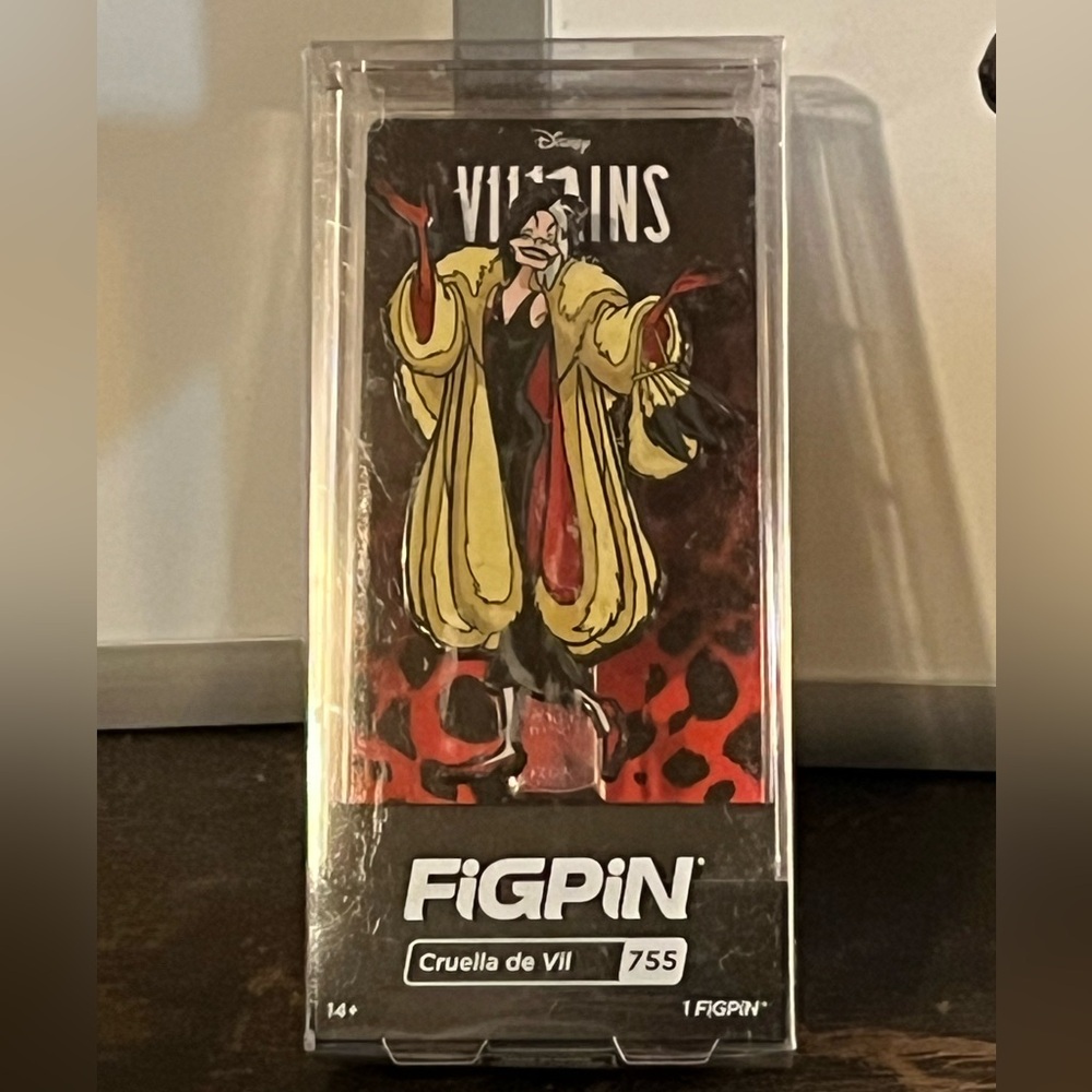 Disney Villains Cruella de Vil FiGPiN 101 Dalmatians Disney classics enamel pin